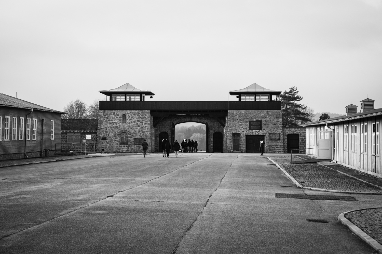Eingang im KZ Mauthausen.