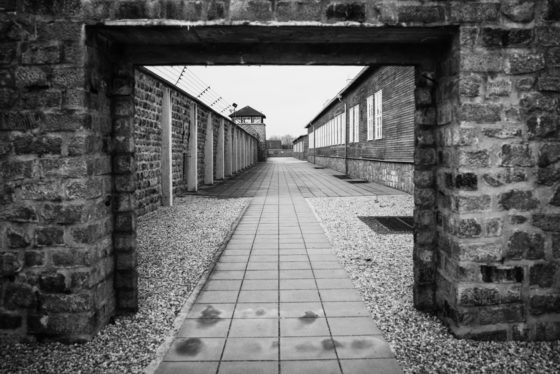 Mauer und Wachturm im KZ Mauthausen.