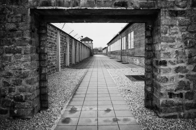 Mauer und Wachturm im KZ Mauthausen.
