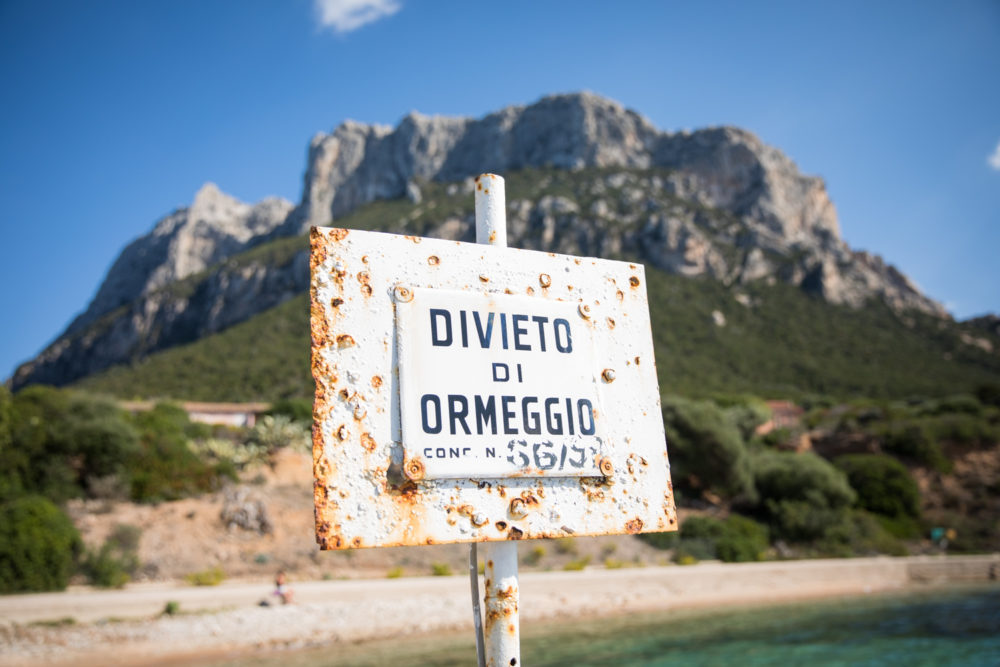 Schild am Strand bei Sardinien