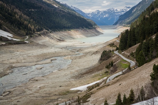 Teilweise entleerter Gepatschspeicher im Kaunertal in Tirol