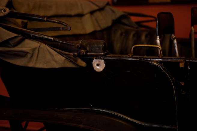 Einschussloch im Wagen des Thronfolgers Franz Ferdinand (Heeresgeschichtliches Museum, Wien)