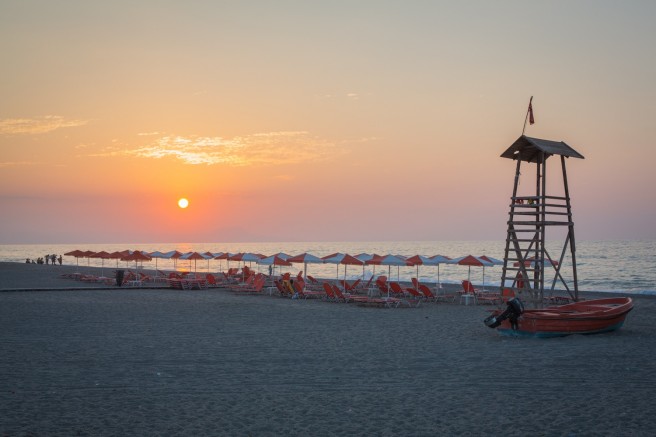 Sonnenuntergang am Strand in Kreta.